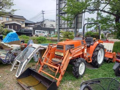 クボタ　GT-5 ローダーバケット　キャビン付き　トラクター