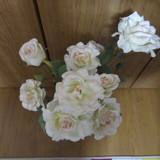 薔薇の造花　　白いピンク色