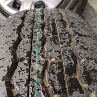 ハイエース 純正 タイヤ ホイール ホイールカバー ほぼ新品 4本セット 超美品 ハイエース 純正ホイール & ホイールカバー & タイヤ 4本セット (ほぼ