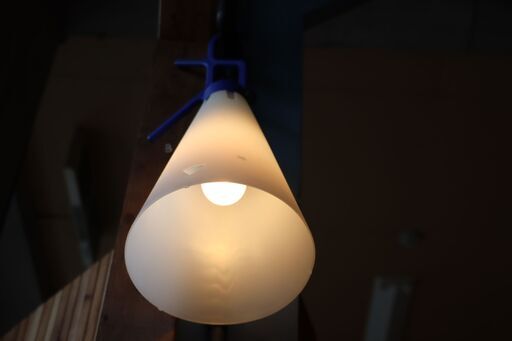 イタリア、FLOS(フロス)のMAYDAY(メイデイ)吊り下げライトです。MOMAにもコレクションされている持ち運び可能なランプ。ペンダントライトや屋外やガレージの作業灯などにもおススメ♪