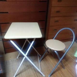折り畳み式テーブルと椅子