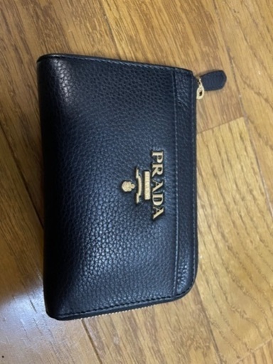 プラダ財布
