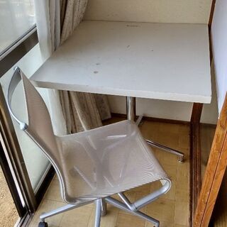 白のテーブルと椅子無料