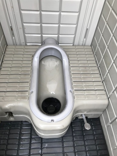 ④仮設トイレ(汲み取り式)、簡易水洗ペダル式【状態良し、洗浄済み】