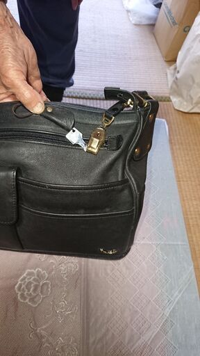鍵付き、大変収納箇所の多い旅行バッグ