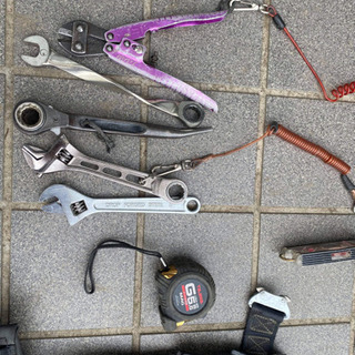 安全帯、ランヤード、落下防止紐金具、工具差し、バケツ、工具多数