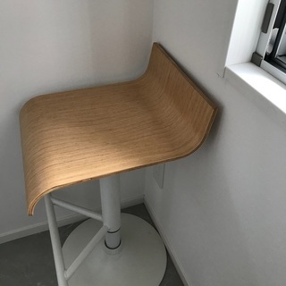 ナチュラル系　高さ調節可能な椅子　白　木目
