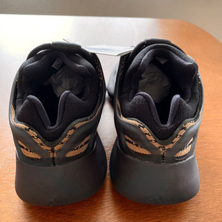 【新品未開封タグ付】adidas　YEEZY 700  V3   ローラ着用モデル 新品未開封タグ付】adidas YEEZY 700 V3 ローラ着用モデル 【公式通販】