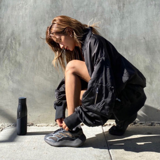 【新品未開封タグ付】adidas　YEEZY 700  V3   ローラ着用モデル 新品未開封タグ付】adidas YEEZY 700 V3 ローラ着用モデル 【公式通販】