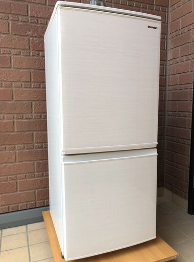 ★SHARP 2ドア冷蔵庫 つけかえどっちもドア 137L  美品 2019年製