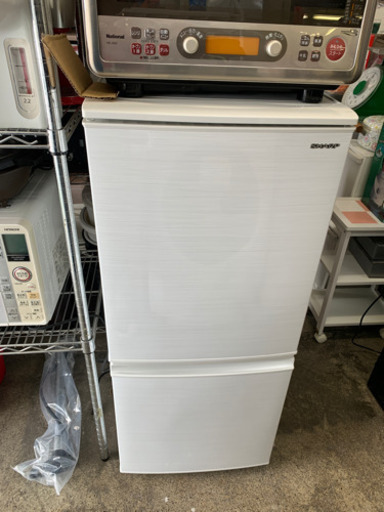 極美品　【シャープ】2ドア 冷凍冷蔵庫 137L SJ-D14F-W 2020年 ② つけかえどっちもドア 耐熱100℃トップテーブル 霜取り不要