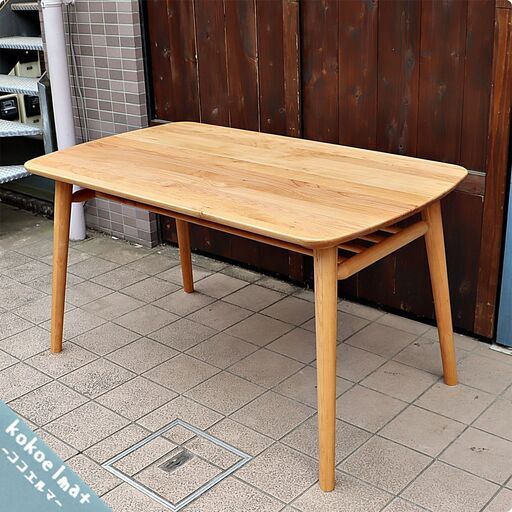 ISSEIKI(一生紀)のNORN(ノルン)シリーズ アルダー無垢材 ダイニングテーブルです。北欧スタイルのオシャレな4人用食卓。角が丸いので小さなお子様のいるご家庭にもおススメです♪