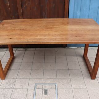 karf(カーフ)で取り扱われていたMASTERWAL(マスターウォール)のWILDWOOD ダイニングテーブルです。ウォールナット材のナチュラル感とシンプルなデザインはブルックリンスタイルなどにも♪