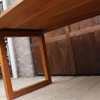 karf(カーフ)で取り扱われていたMASTERWAL(マスターウォール)のWILDWOOD ダイニングテーブルです。ウォールナット材のナチュラル感とシンプルなデザインはブルックリンスタイルなどにも♪