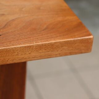 karf(カーフ)で取り扱われていたMASTERWAL(マスターウォール)のWILDWOOD ダイニングテーブルです。ウォールナット材のナチュラル感とシンプルなデザインはブルックリンスタイルなどにも♪