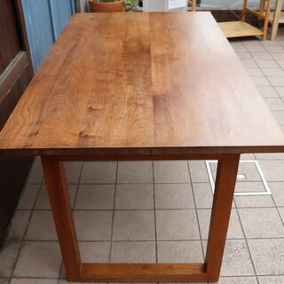 karf(カーフ)で取り扱われていたMASTERWAL(マスターウォール)のWILDWOOD ダイニングテーブルです。ウォールナット材のナチュラル感とシンプルなデザインはブルックリンスタイルなどにも♪