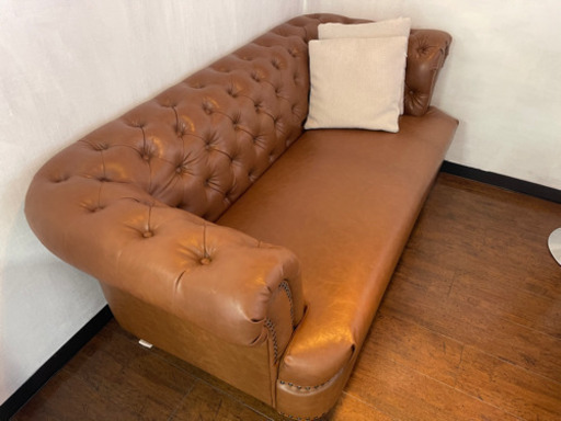 革のしっかりとしたソファ