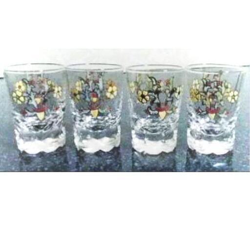 ☆美品使うほどに愛着のわく　金彩　花柄　ショットグラス　ミニグラス　冷酒グラス4客\n\n経年自宅で保管してありました。\n使用はほとんどされていないようですで、割れ・欠け・ひび等は見当たりません。\n\nサイズ　口径　3.8㎝　高さ　5.5㎝\n\nメンテナンス及び殺菌消毒を丁寧に行っております