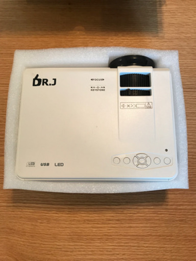 DR.J LED プロジェクター 小型 4000ルーメン 1080PフルHD対応 [720Pネイティブ] HDMIケーブル付属 台形補正 パソコン/スマホ/タブレット/ゲーム機など接続可能 USB/マイクロSD/HDMI/AV/VGAサポート 標準的なカメラ三脚に対応