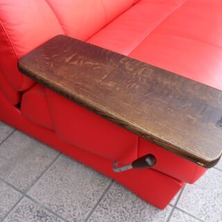 人気のkarimoku(カリモク家具)の本革 スライドリクライナー 2人掛けです。ロータイプのシンプルなデザインのレザー リクライニングソファはシアタールームなどにも♪鮮やかな赤がお部屋のアクセントに