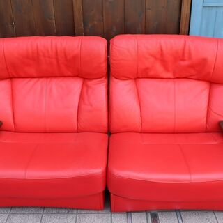 人気のkarimoku(カリモク家具)の本革 スライドリクライナー 2人掛けです。ロータイプのシンプルなデザインのレザー リクライニングソファはシアタールームなどにも♪鮮やかな赤がお部屋のアクセントに
