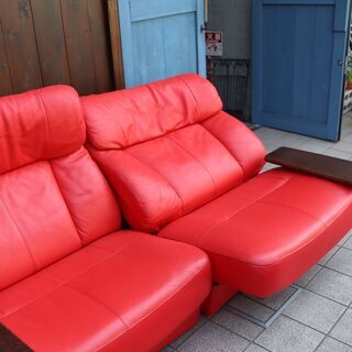 人気のkarimoku(カリモク家具)の本革 スライドリクライナー 2人掛けです。ロータイプのシンプルなデザインのレザー リクライニングソファはシアタールームなどにも♪鮮やかな赤がお部屋のアクセントに