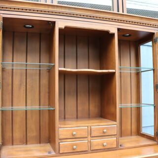 DREXEL HERITAGE(ドレクセルヘリテイジ)のアメリカンカントリースタイルのチャイナキャビネットです。クラシックでエレガントなデザインは飾り棚やカップボードなどの食器棚にも♪