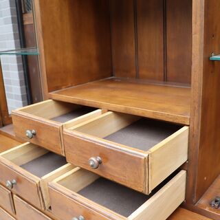 DREXEL HERITAGE(ドレクセルヘリテイジ)のアメリカンカントリースタイルのチャイナキャビネットです。クラシックでエレガントなデザインは飾り棚やカップボードなどの食器棚にも♪