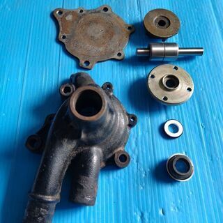 希少！入手困難！軸ガタやメカニカルシール不良で 水漏れトラブルは多いと思います、旧車　マツダ　2サイクル　ポーター　シャンテ　2サイクルAA型　エンジンウォーターポンプ軸ベアリングセット