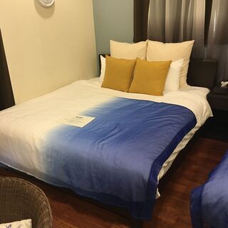 ベッド　クイーンサイズ（マットレス付き）①