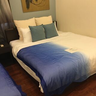 ベッド　クイーンサイズ（マットレス付き）①