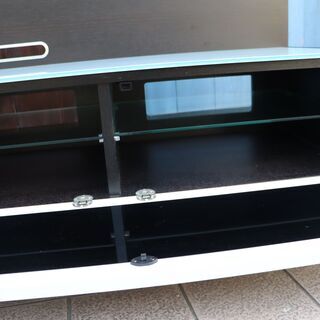 IDC OTSUKA(大塚家具)のカルラシリーズ テレビボードです！スタイリッシュでシンプルなデザインがモダンなインテリアのアクセントになるガラストップのローボードです♪定価314.000円