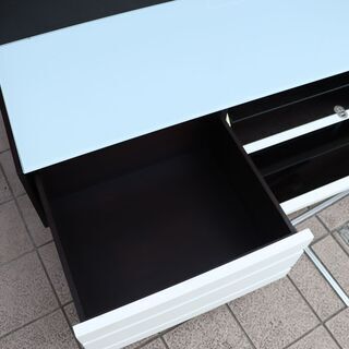 IDC OTSUKA(大塚家具)のカルラシリーズ テレビボードです！スタイリッシュでシンプルなデザインがモダンなインテリアのアクセントになるガラストップのローボードです♪定価314.000円