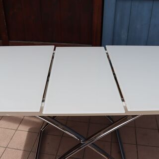 イタリアcalligaris（カリガリス）社のMagic‐J(マジックジェイ)伸縮式リフティングテーブル。人気のグロッシーホワイトカラーは洗練されたさわやかな印象♪幅と高さが調整可能で機能的なデザイン