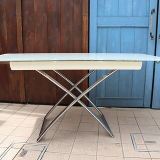 イタリアcalligaris（カリガリス）社のMagic‐J(マジックジェイ)伸縮式リフティングテーブル。人気のグロッシーホワイトカラーは洗練されたさわやかな印象♪幅と高さが調整可能で機能的なデザイン