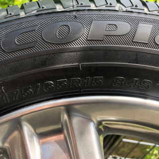 IQ 純正タイヤ DBA-NGJ10 175/65R15 ほぼ未使用 バリ山 ホイール美品の 