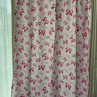 ピンクのリボン柄カーテン差し上げます。