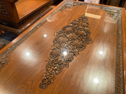 タイ王国の伝統工芸品テーブルとチェア