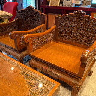 タイ王国の伝統工芸品テーブルとチェア