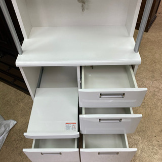 背の高い食器棚