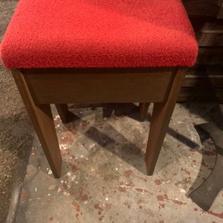 【ネット決済】真っ赤なミシン椅子　