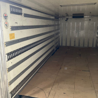 トラックの荷台 冷蔵庫 お話中