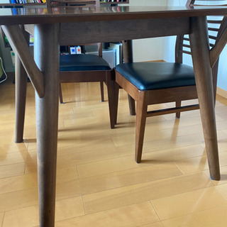 【ネット決済】このNITORIの木製テーブルとハイバックのレザー...