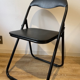 黒色パイプ椅子