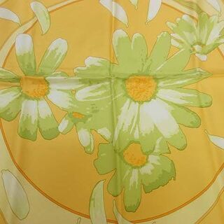 ss2452【中古】　エルメス　スカーフ　カレ90　黄色　シルク100％ 　HERMES　イエロー　フラワープリント　花柄　ショール 　大判　華やか　マーガレット　au gre du vent　風 ss2452【中古】 エルメス スカーフ カレ90 黄色 シルク100％ HERMES