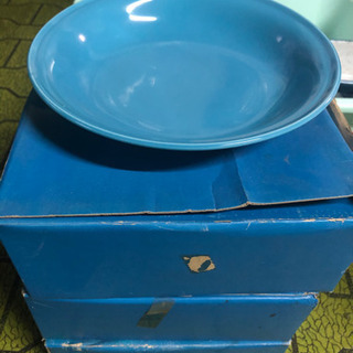 青い皿(直径20cmくらい)
