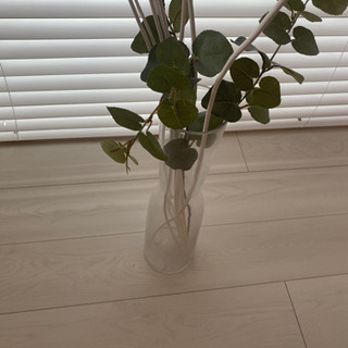 ikeaの花瓶とイミテーション植物