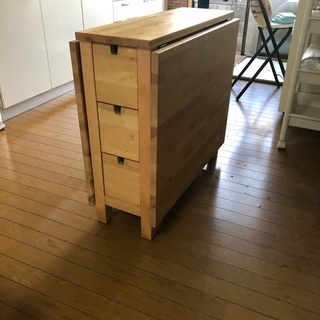 IKEAの折りたたみテーブル