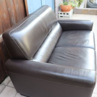 IDC OTSUKA(大塚家具)の革張り2人掛けソファ“ELM(エルム)”です。モダン