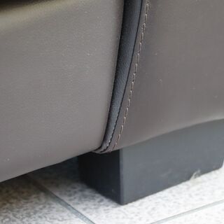 IDC OTSUKA(大塚家具)の革張り2人掛けソファ“ELM(エルム)”です。モダンで